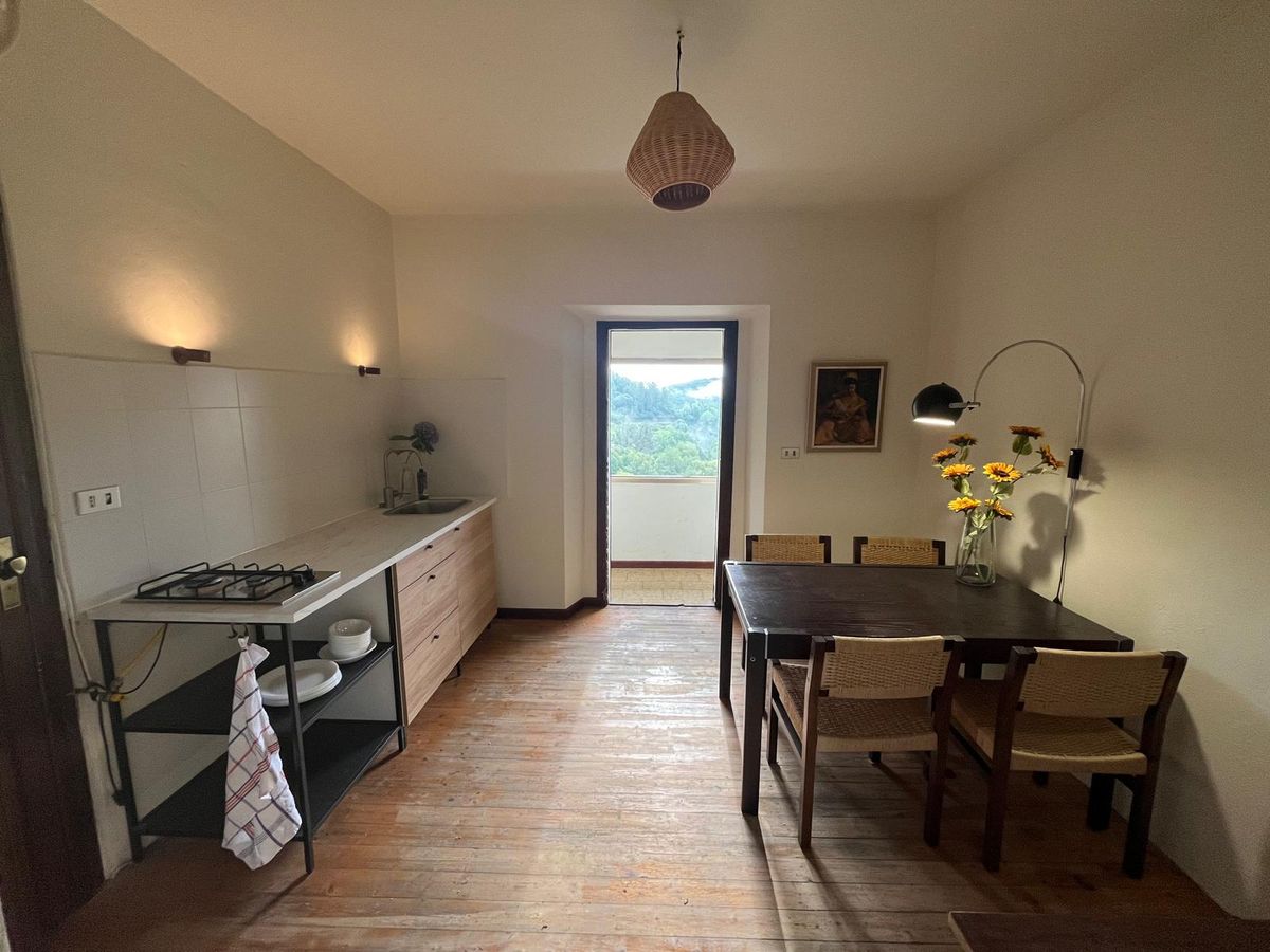 Keuken met eettafel en uitzicht op de bergen