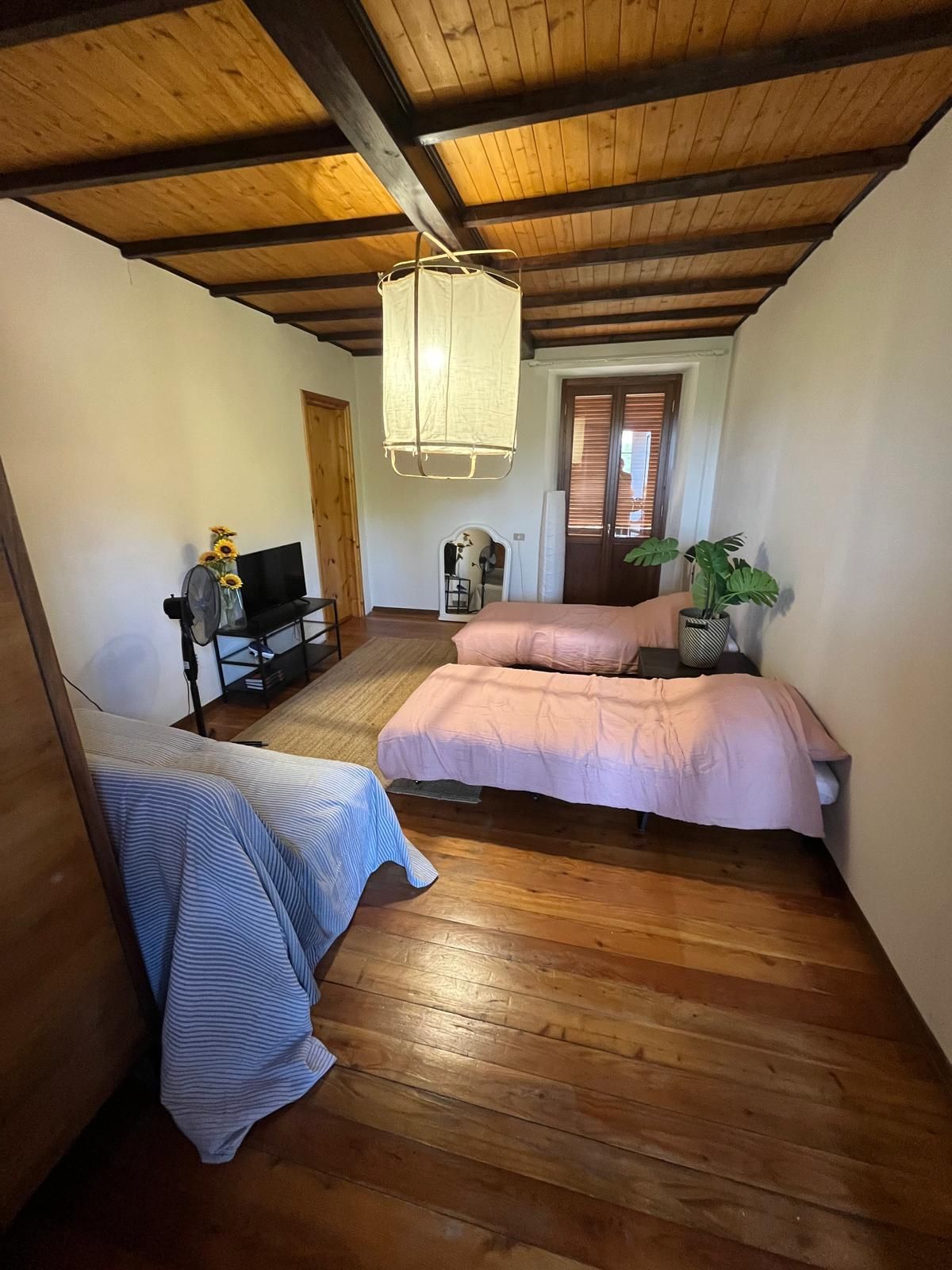 Slaapkamer met houten balken en plafond