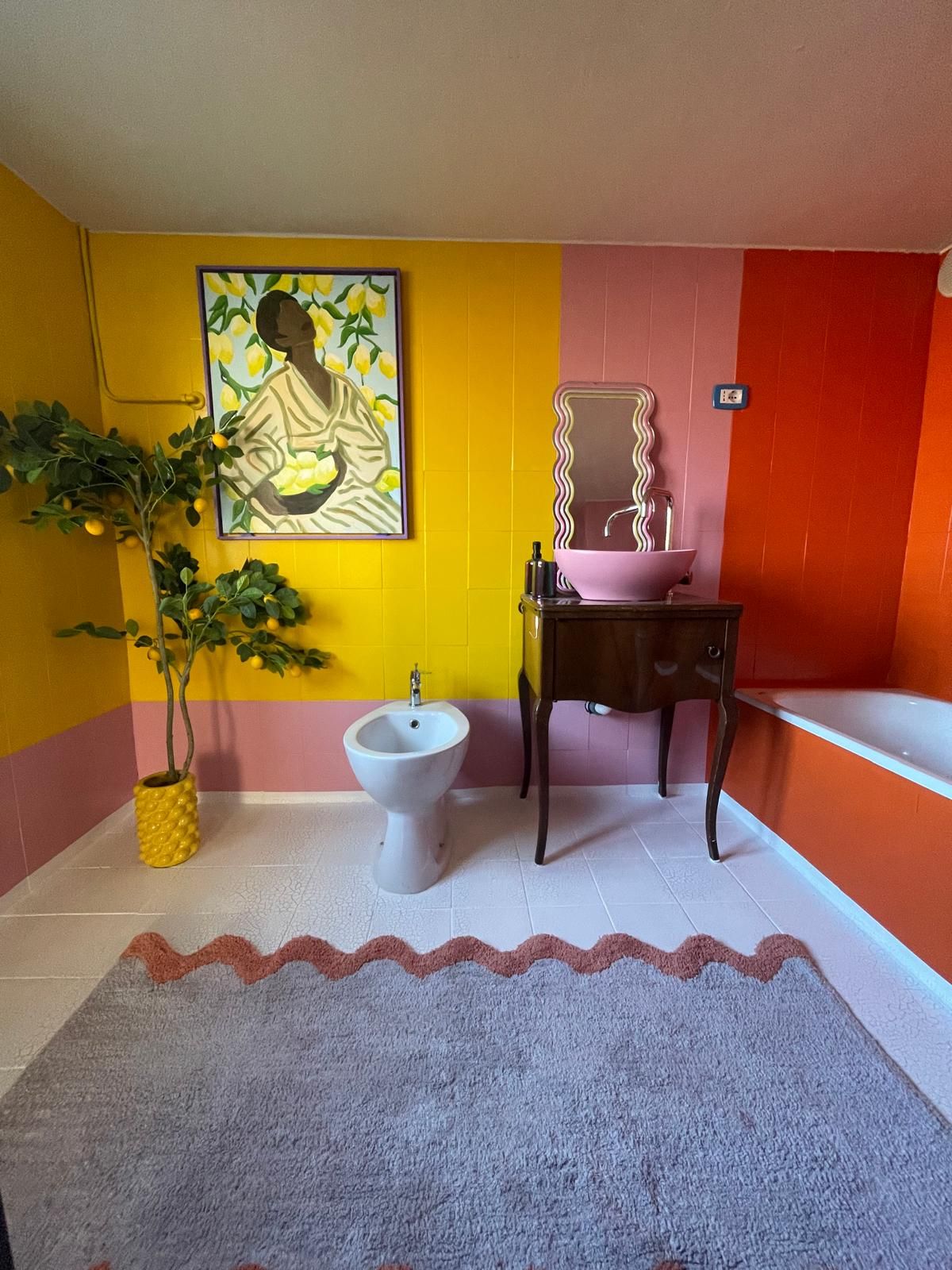 Kleurrijke badkamer met schilderij