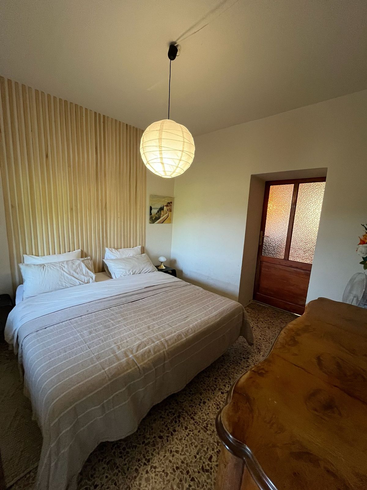 Slaapkamer met houten hoofdbord