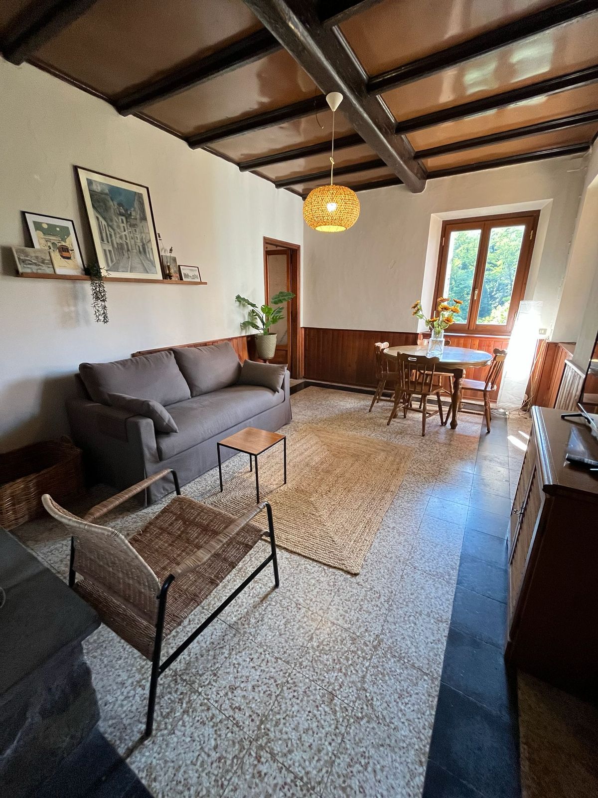 Woonkamer met houten balken en eethoek