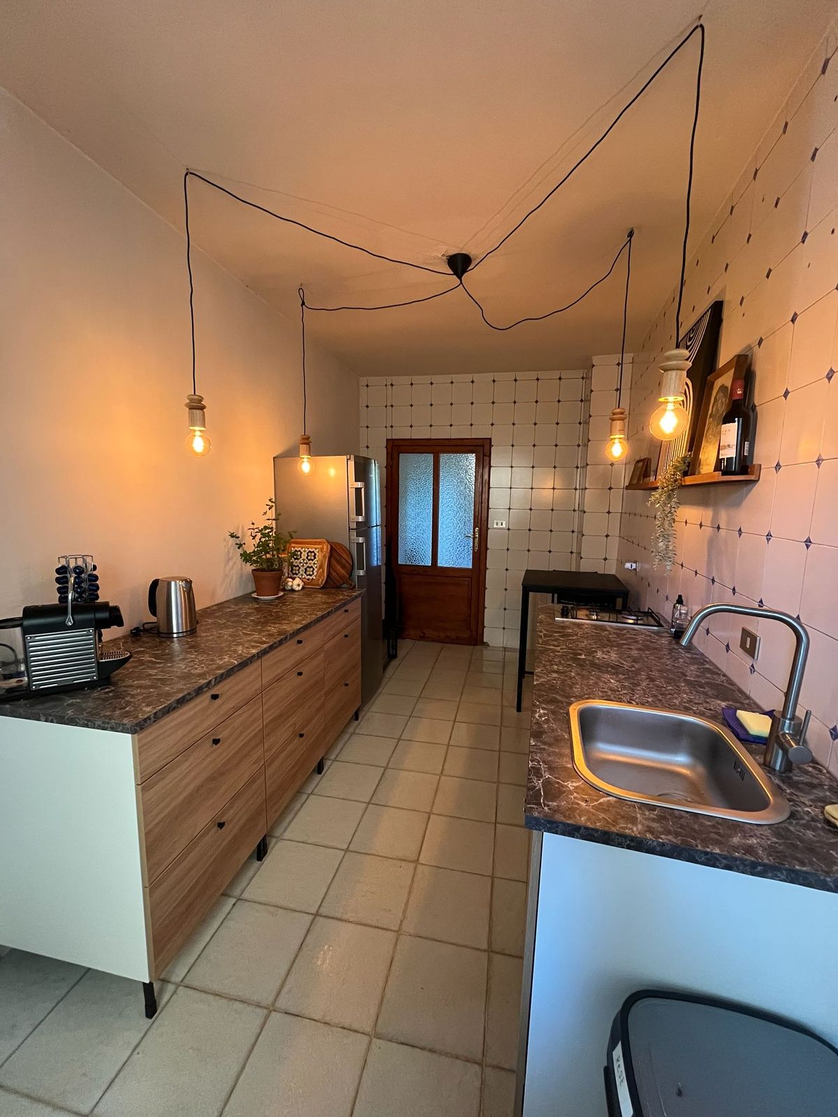 Keuken met tegels en hanglampen