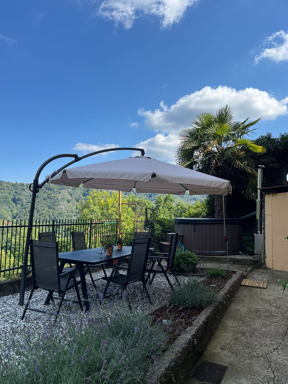 Terras met parasol en uitzicht op de vallei
