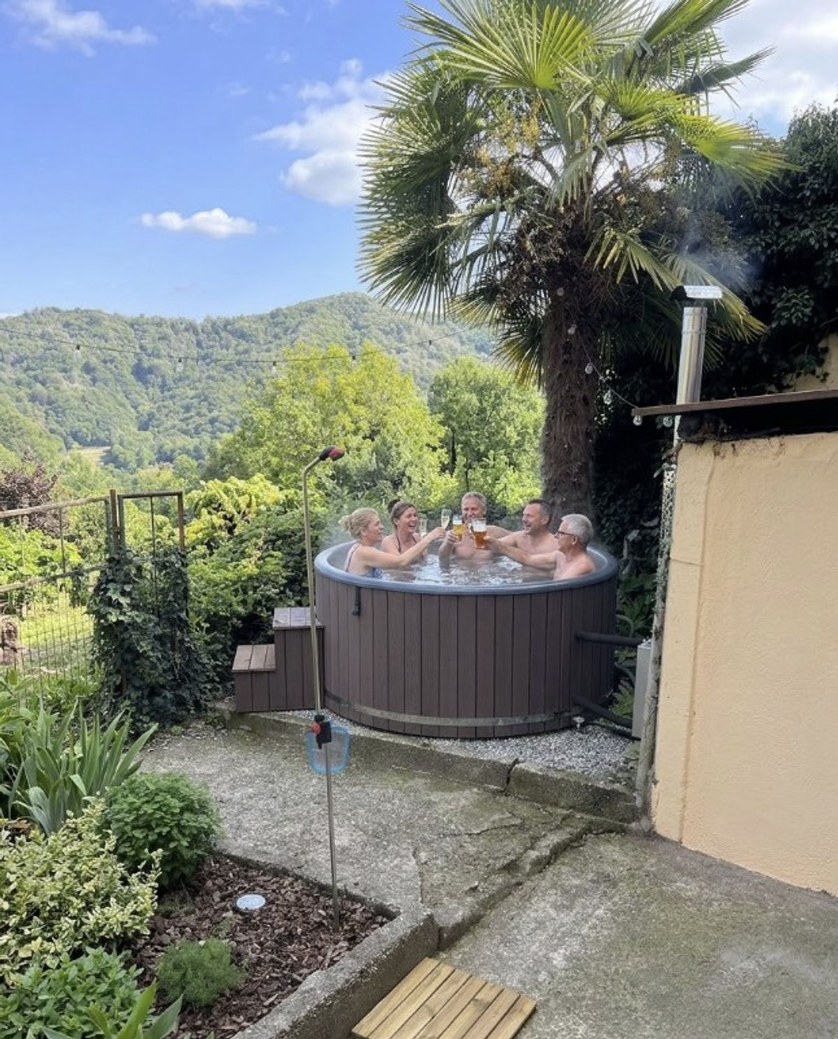 Hot tub in de tuin met bergzicht